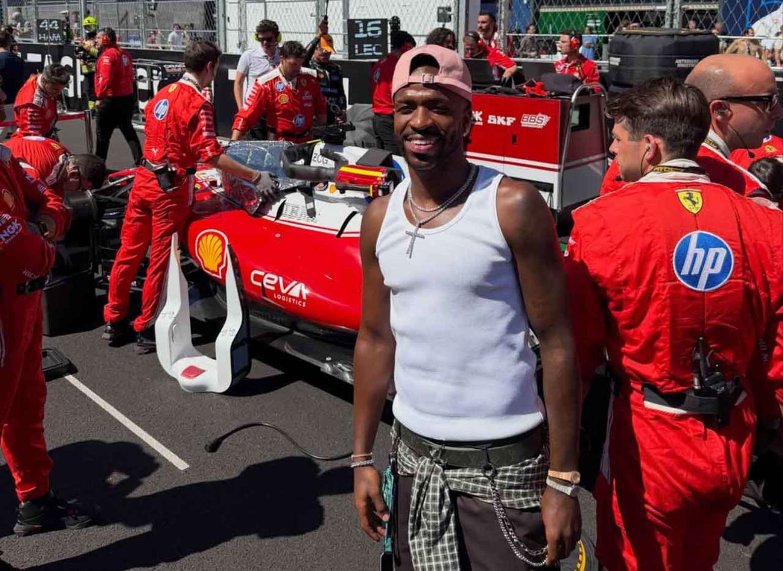 Vini Jr, em momento de tietagem, posa para foto na pista em frente a um dos carros da equipe Ferrari &ndash;