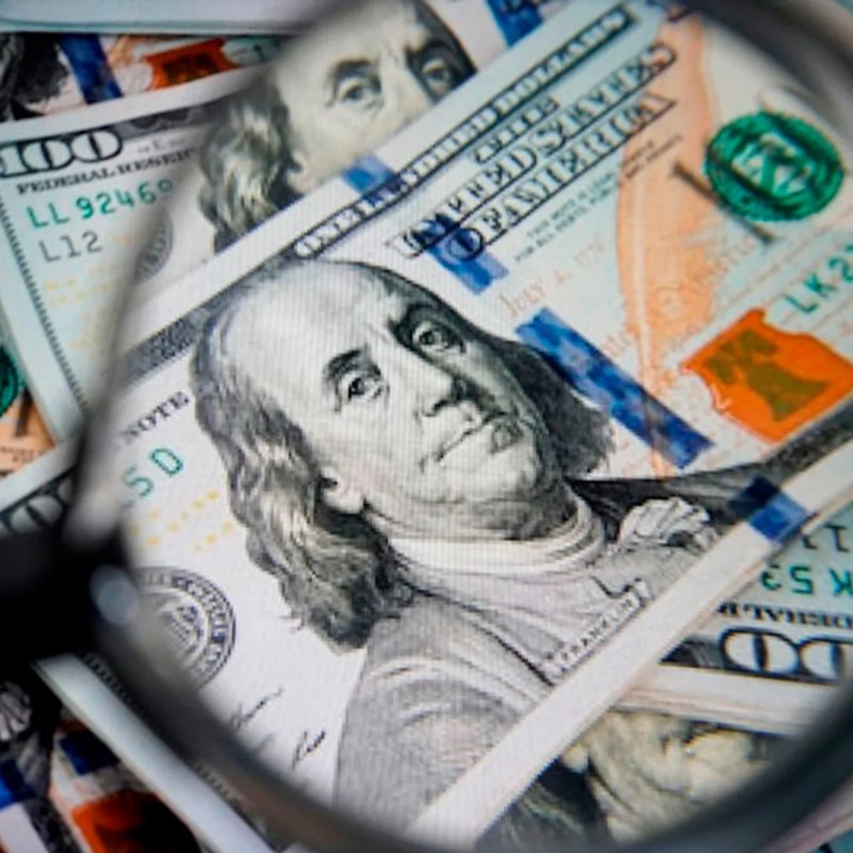 Dólar mantém-se estável com recuo do petróleo e apesar de alta do IPCA-15