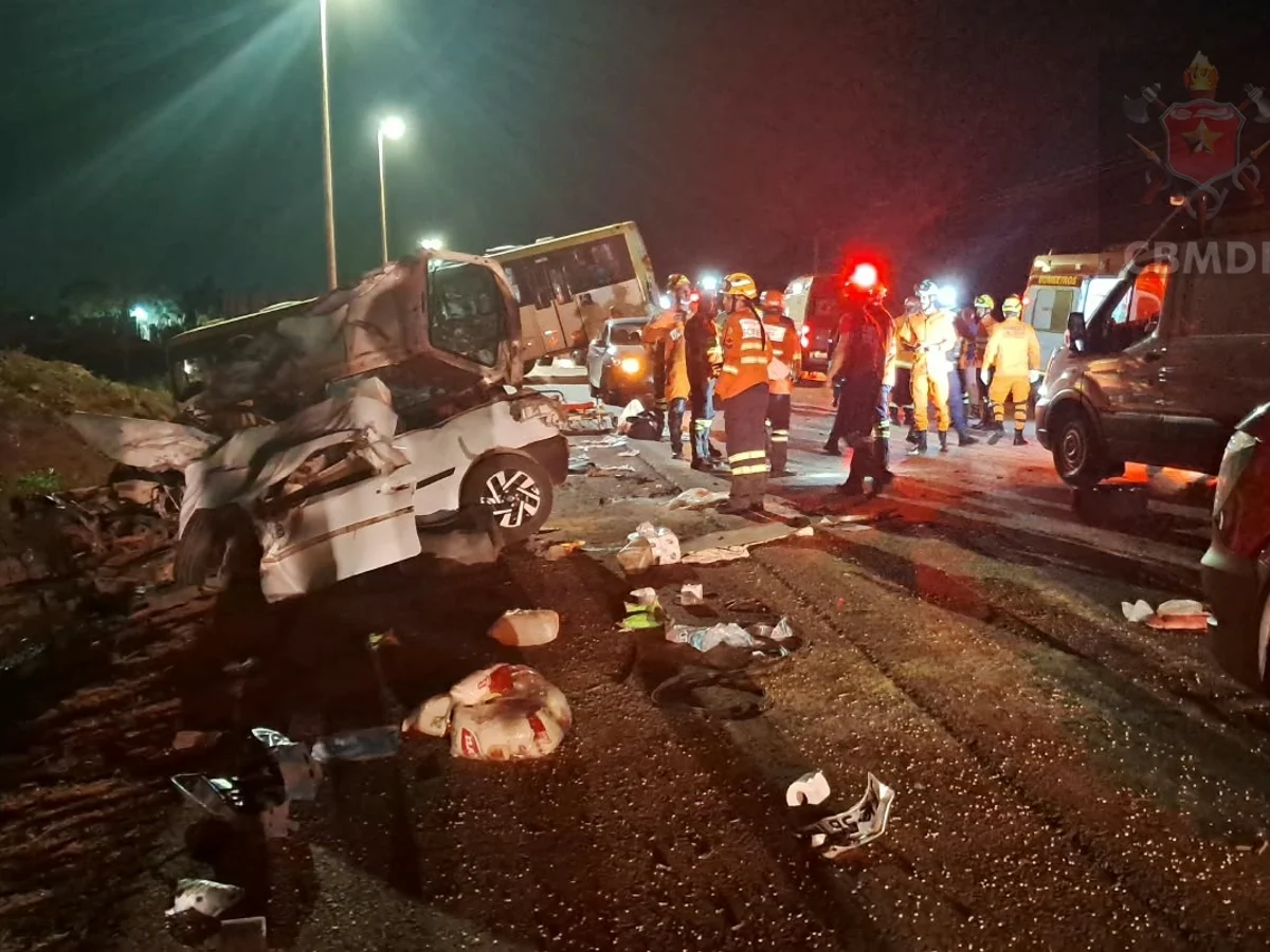 Acidente grave entre carro e ônibus mata criança e homem no DF