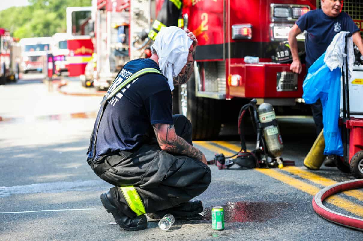 "Seu corpo luta para manter-se fresco": trabalhadores se esforçam em calor recorde enquanto regra federal é congelada