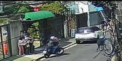Criminosos fugiram do local em uma motocicleta. Foto: Reprodu&ccedil;&atilde;o/C&acirc;mera de Seguran&ccedil;a / Estad&atilde;o