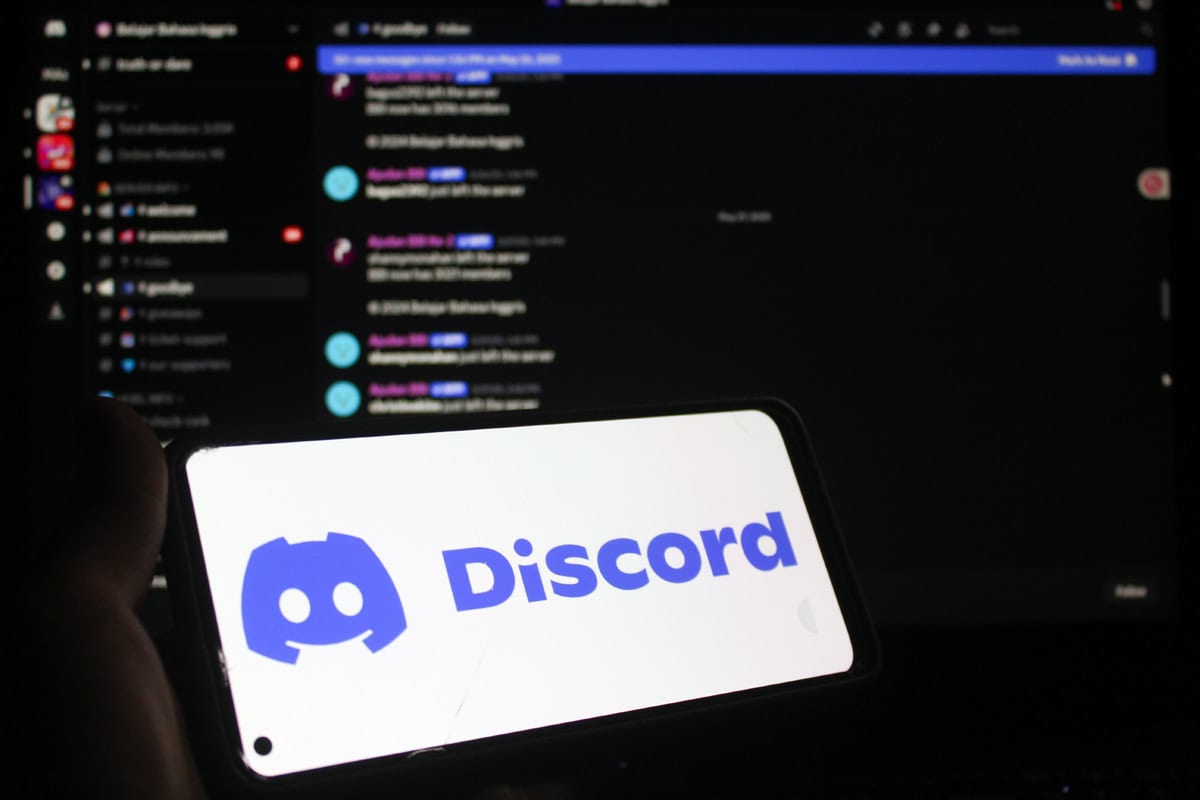 Logotipo do Discord em uma tela de smartphone, com a página da interface do aplicativo Discord ao fundo.
