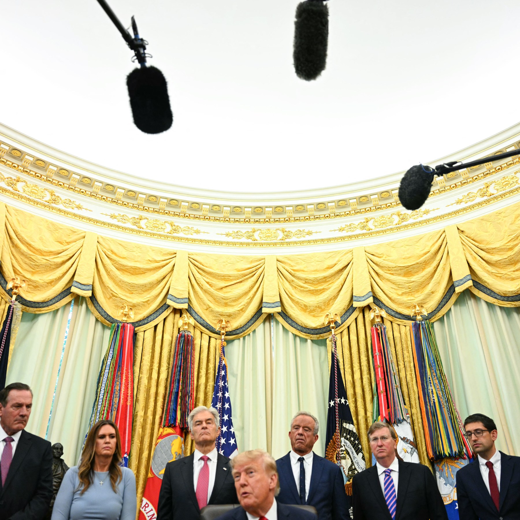 Trump assina amplo pacote de sanções contra a Rússia em razão da guerra na Ucrânia