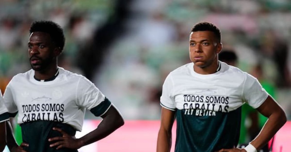 Vini Jr. e Mbappé escondem mensagem em camisa antes de jogo e causam polêmica na Espanha