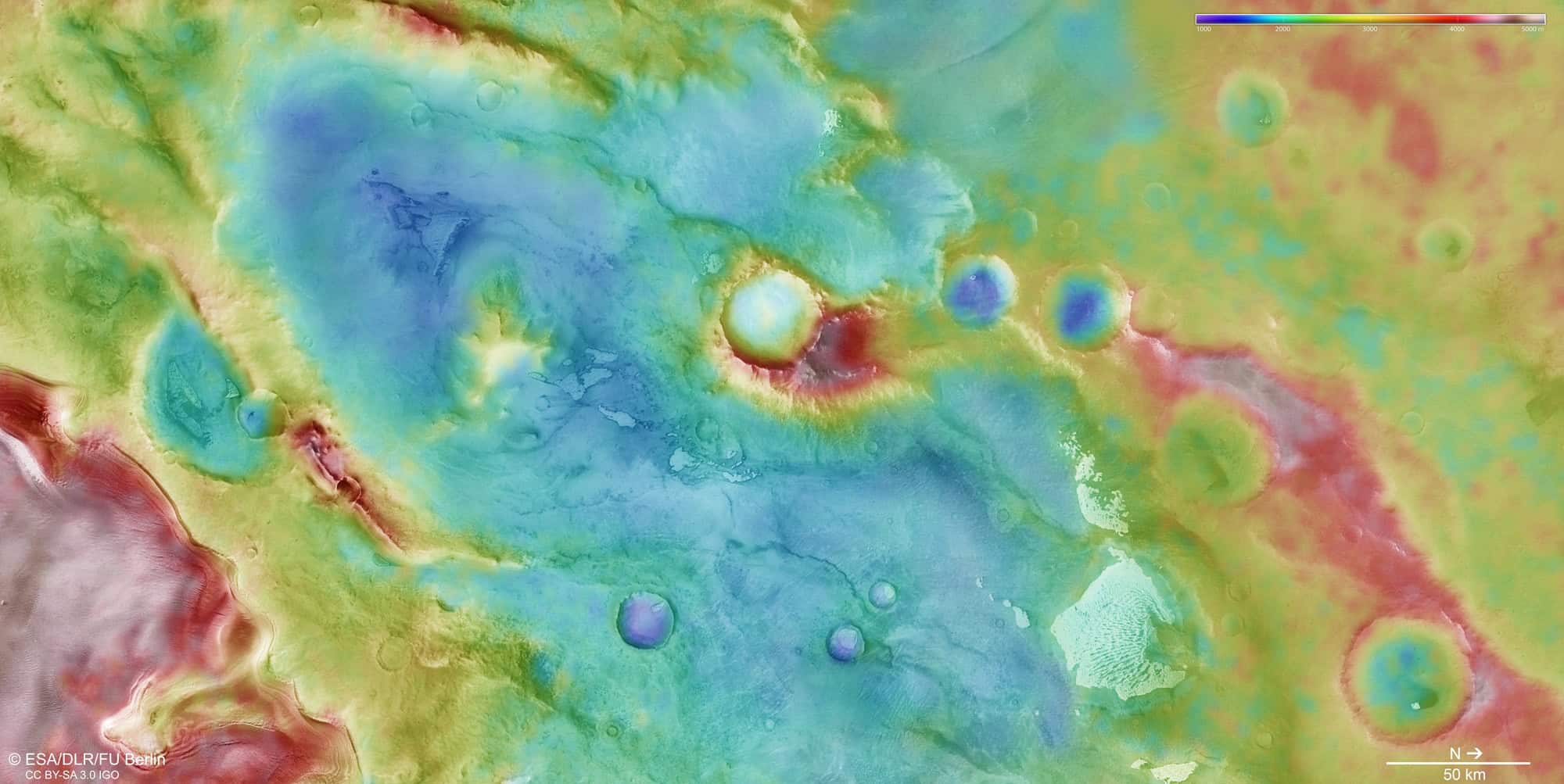 Mapa topográfico colorido de Thyles Rupes, região das terras altas do sul de Marte, com áreas em azul, verde, amarelo e vermelho indicando diferentes altitudes