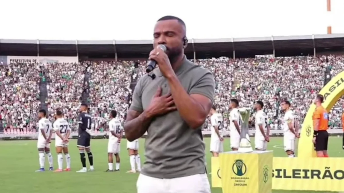 Série D ZeroUm: Alexandre Pires canta o Hino Nacional antes da final