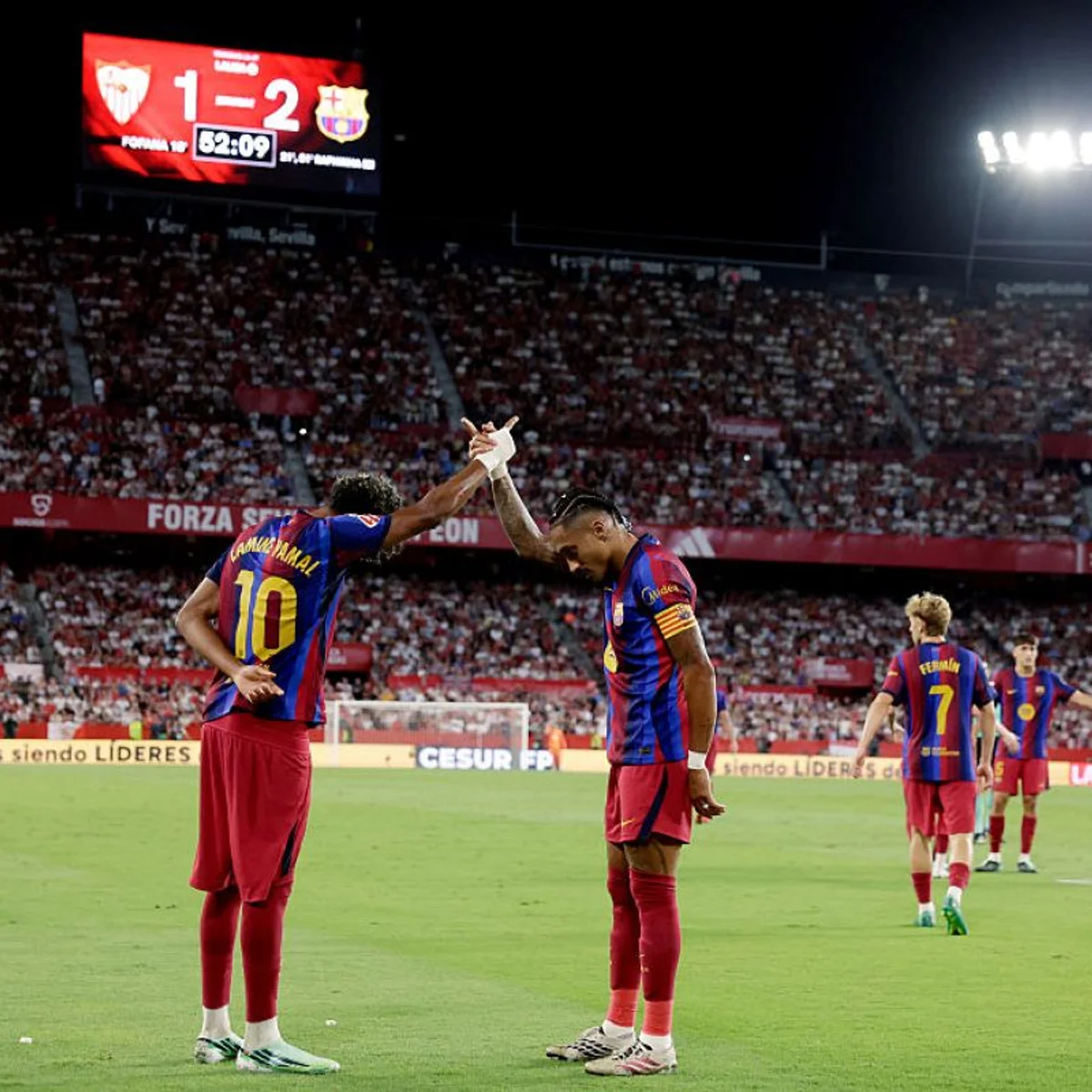 Com três gols de Raphinha, Barcelona bate Sevilla pelo Campeonato Espanhol