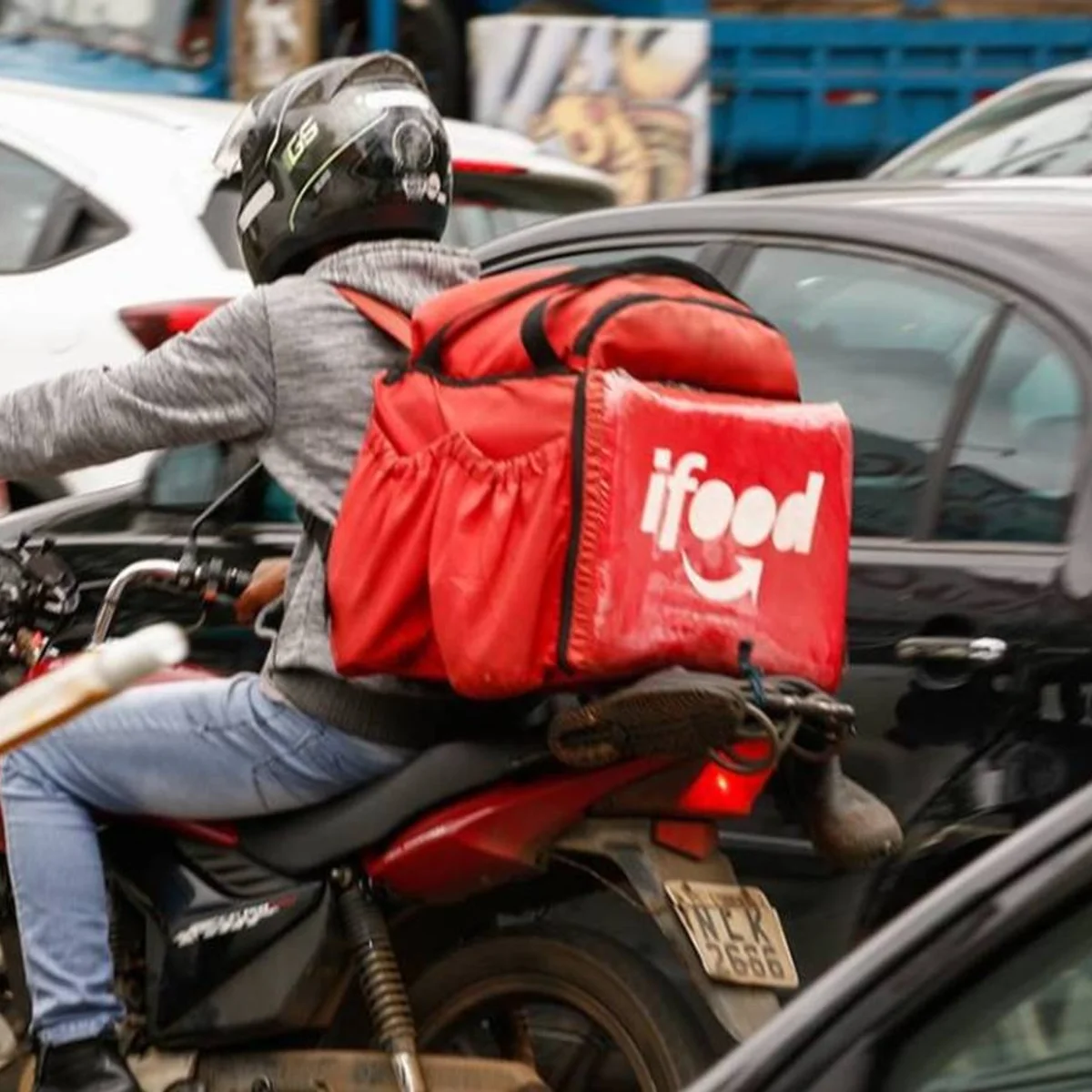 Dupla pede lanche para atrair entregador, rouba moto e é condenada em MG