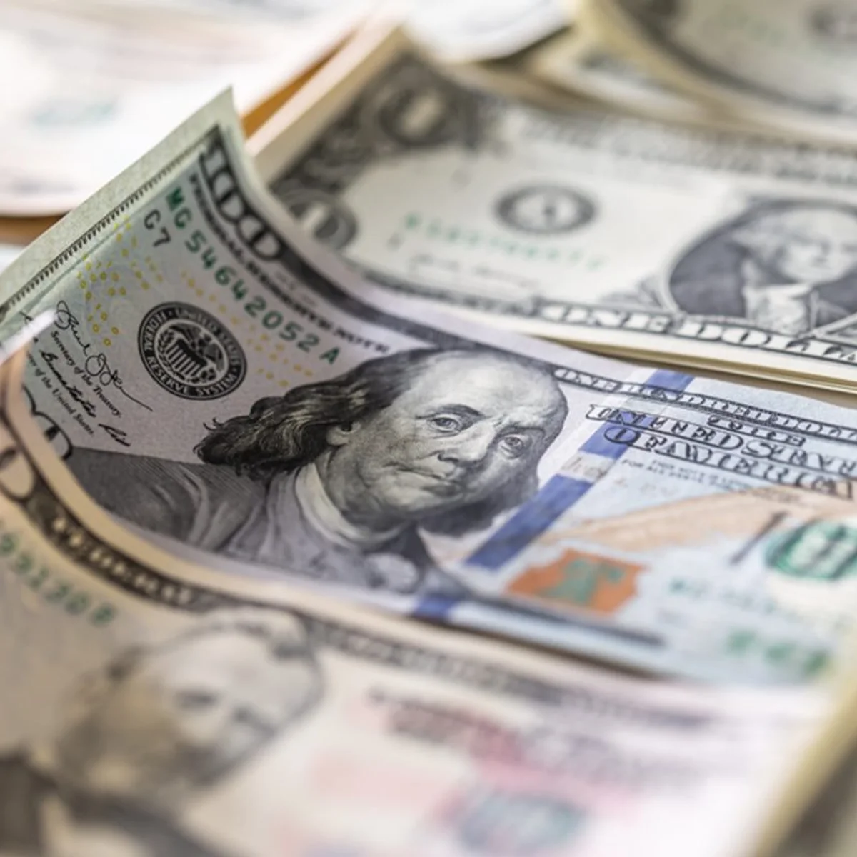 Dólar sobe com alta do petróleo e tensão sobre juros e julgamento no STF