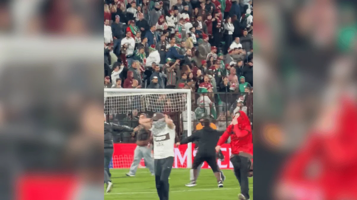 Torcida do Platense invade campo após eliminação para o Fluminense