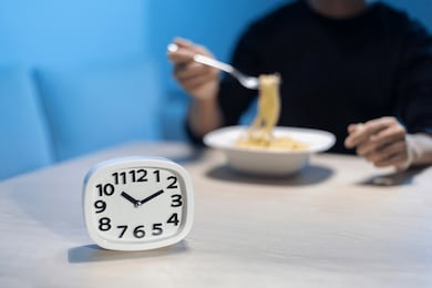 Comer tarde da noite faz mal? Entenda como o horário das refeições pode influenciar glicemia e peso