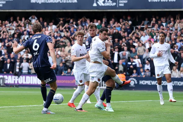 Em 100º clássico, Milwall e West Ham empatam em 2 x 2, no The Den