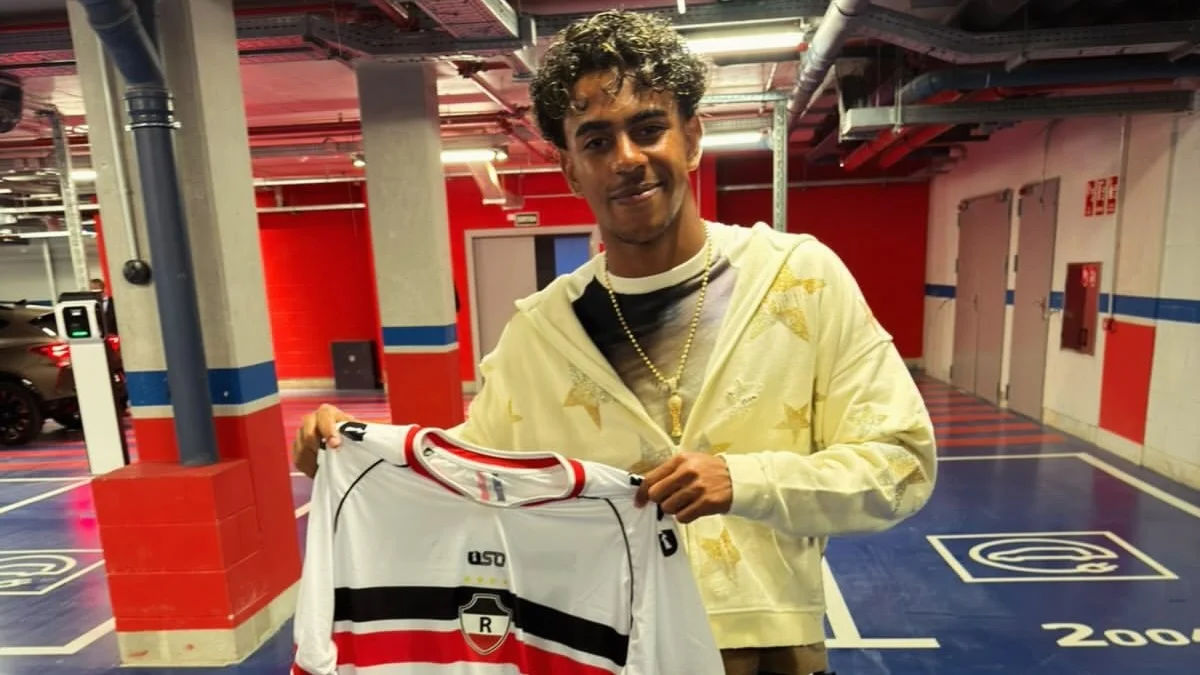 Lamine Yamal posa com camisa do River-PI após goleada do Barcelona