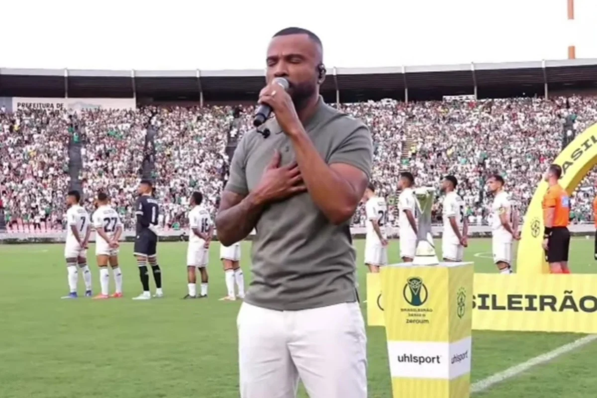 Série D ZeroUm: Alexandre Pires canta o Hino Nacional antes da final