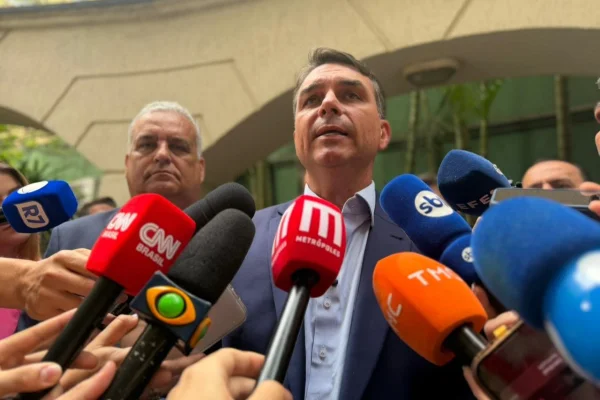 BTG/Nexus: com 50%, Flávio Bolsonaro lidera em rejeição; 49% rejeitam Lula