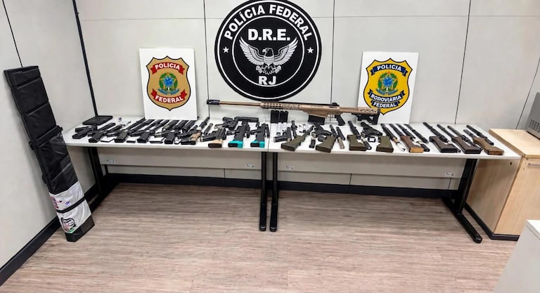 PF apreende 11 fuzis e submetralhadora a caminho do Rio; arsenal iria para facção criminosa