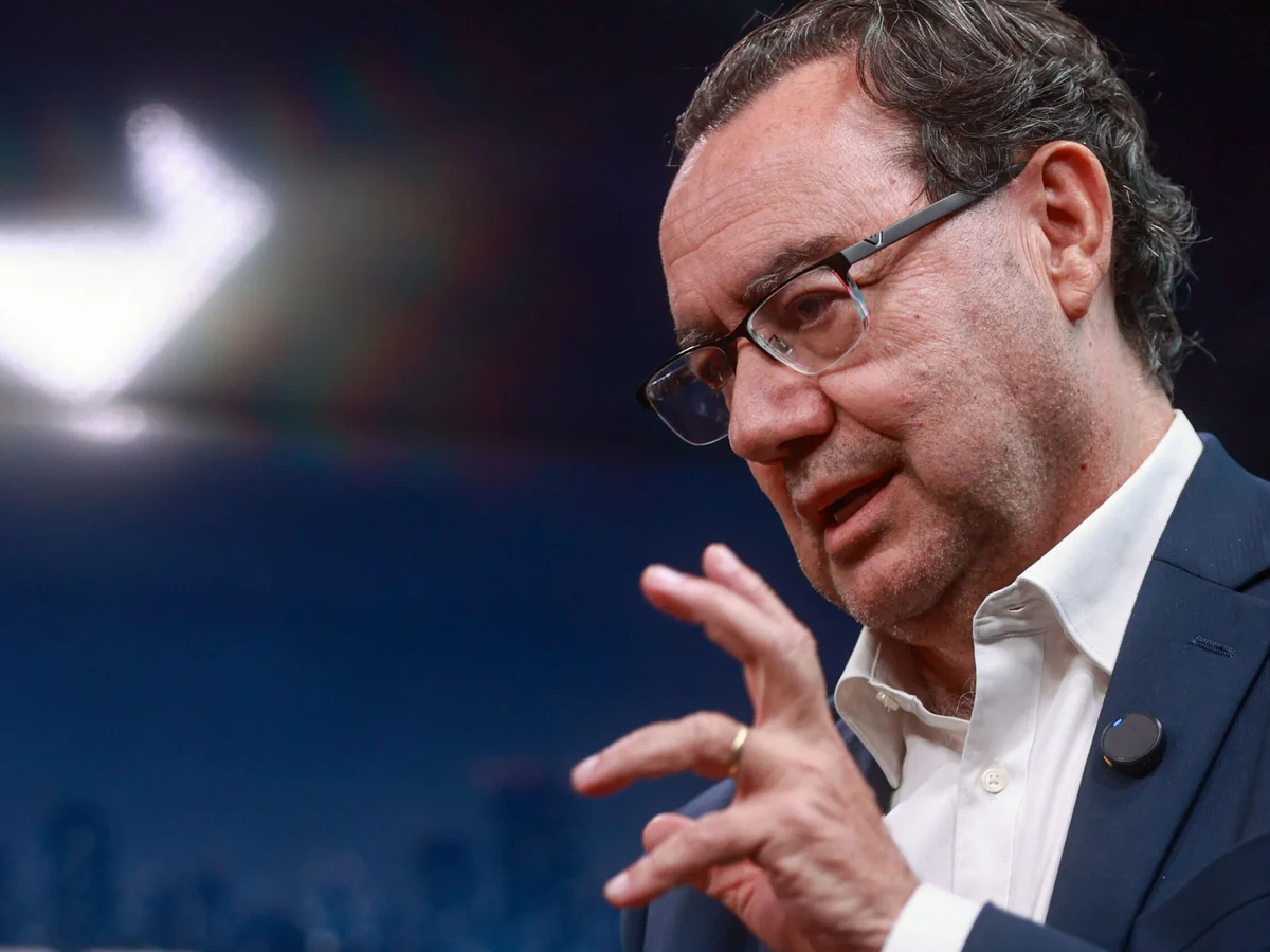 Em campanha por SP, Augusto Cury atende eleitores em frente ao Masp