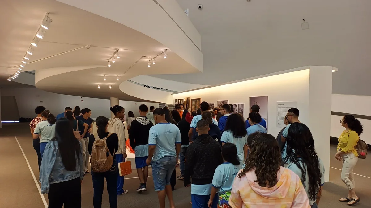 Alunos do EJA de Planaltina visitam a exposição Utopias em Construção