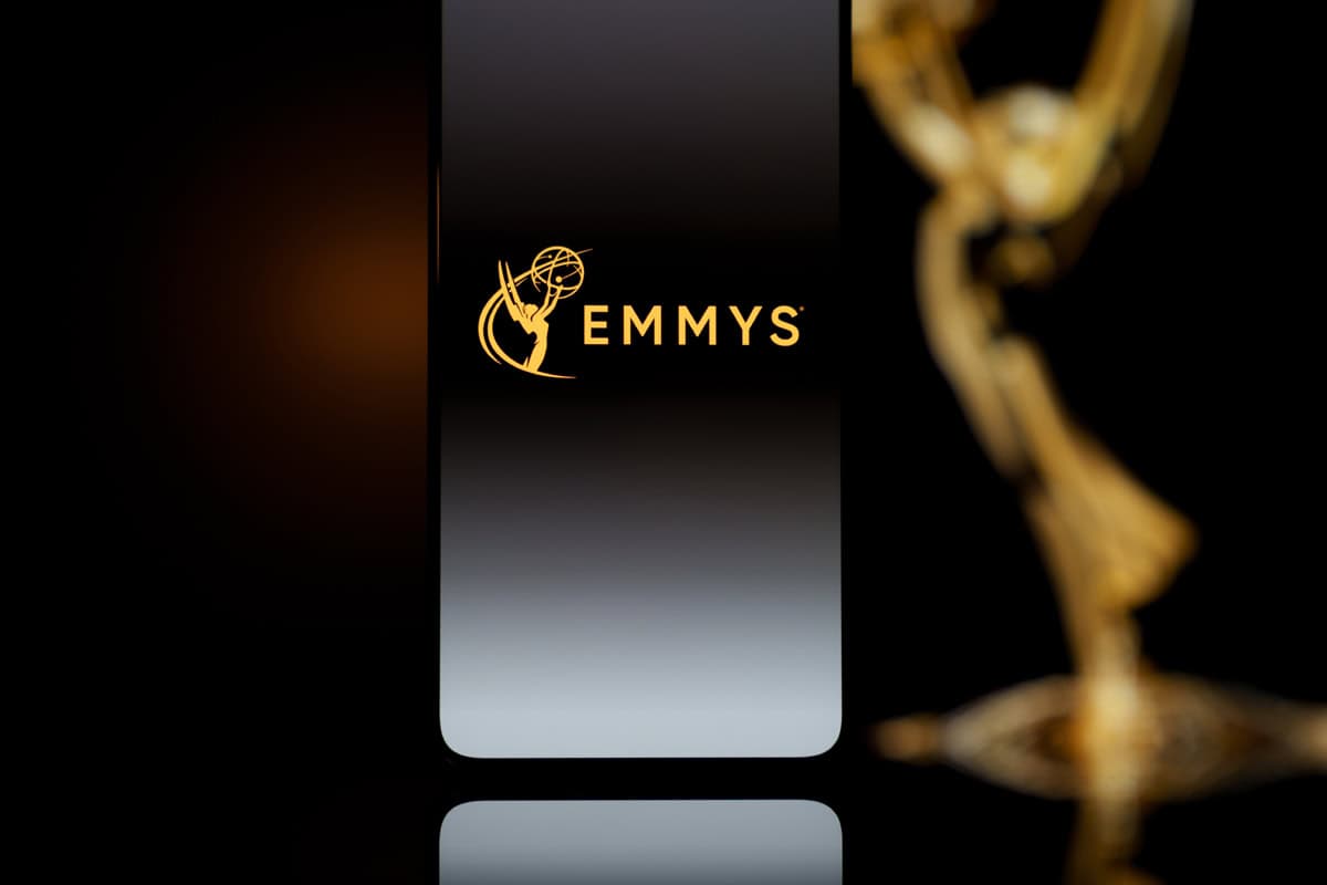 Emmy 2026 é hoje: saiba onde assistir ao vivo na TV e streaming