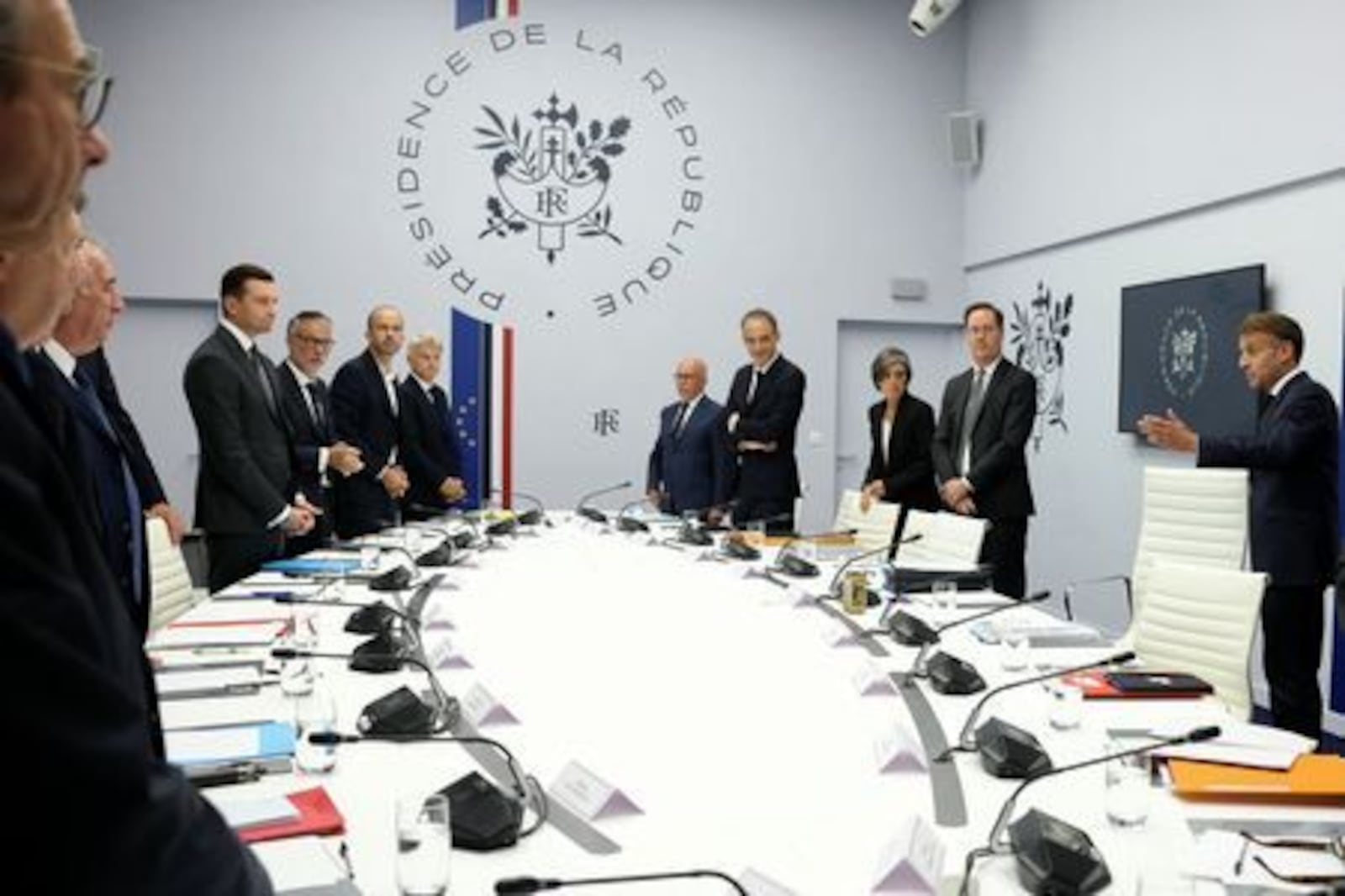 Presidente da França, Emmanuel Macron, recebe candidatos à eleição presidencial de 2027 e líderes partidários