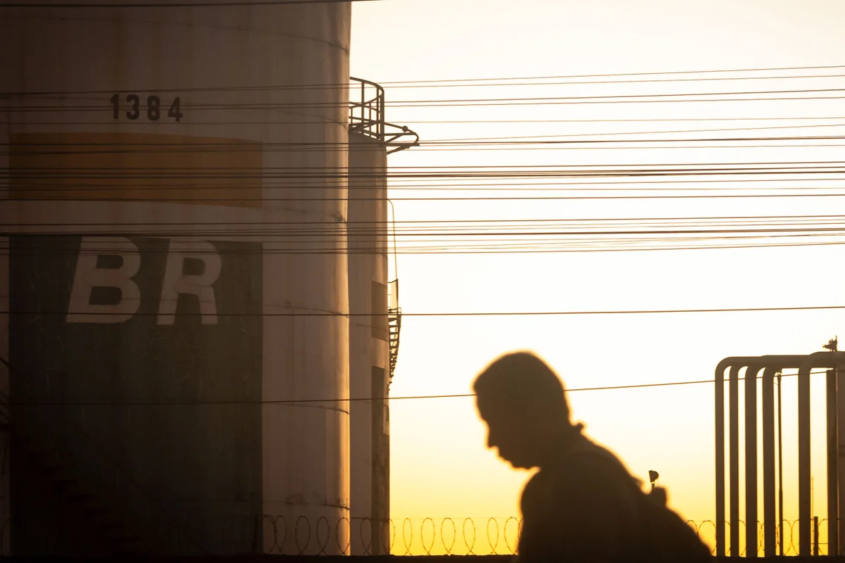 Terminal Terrestre da Petrobras em Brasília, armazena e distribui produtos derivados do petróleo para as companhias distribuidoras da região. Tanques de armazenagem em distribuidora de combustíveis após reajuste no preço dos derivados de petróleo