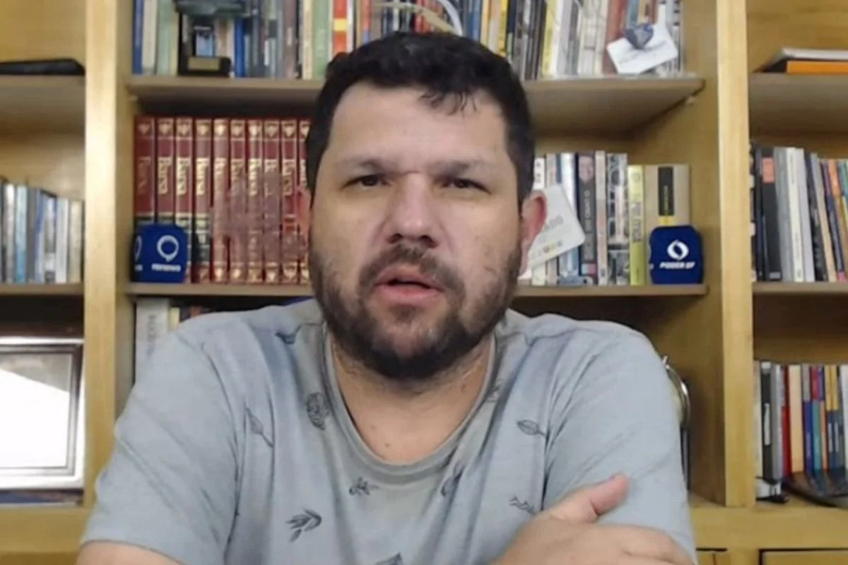Foragido, Oswaldo Eustáquio registra candidatura a deputado pelo Paraná
