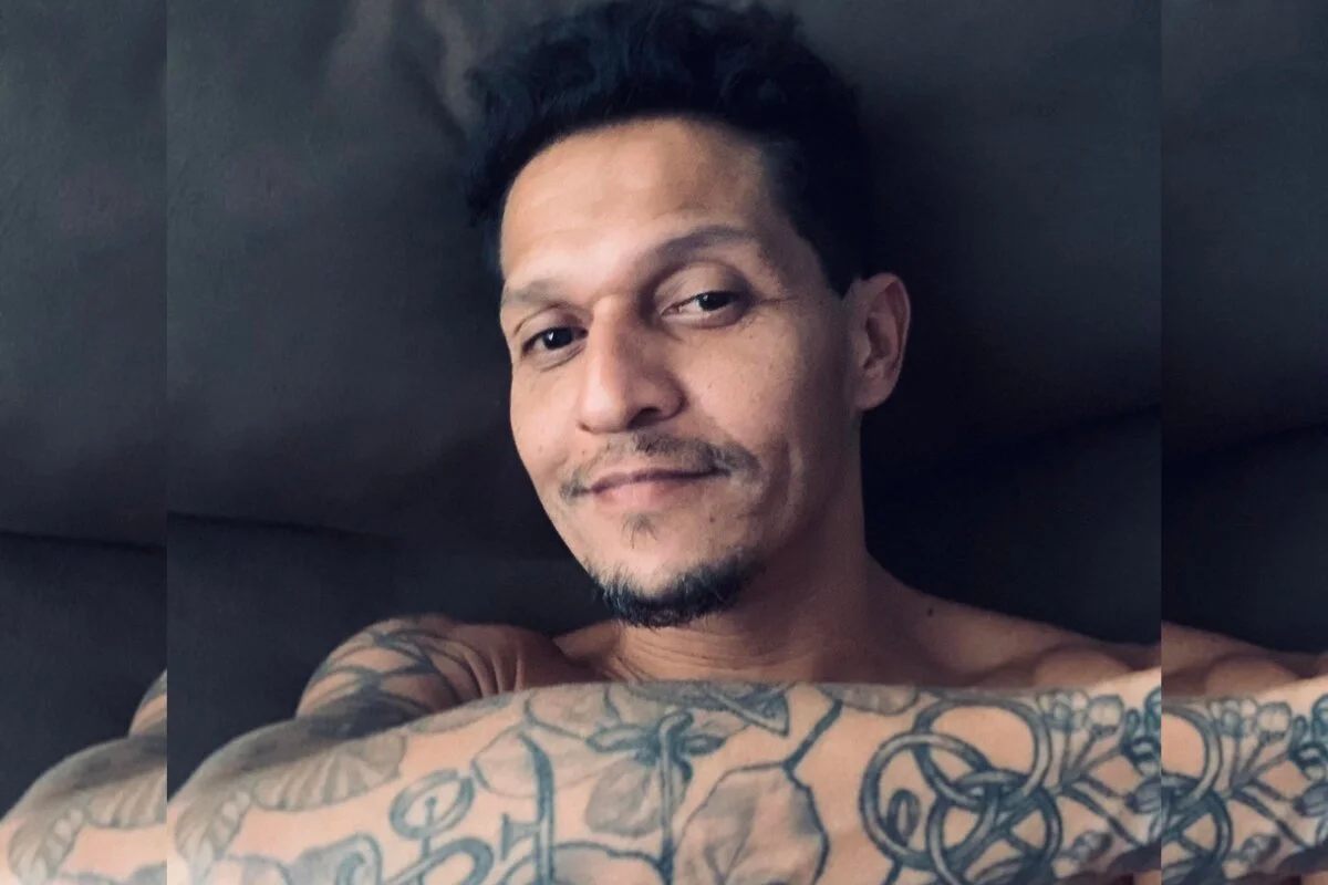 Homem branco, de cavanhaque preto - Metrópoles