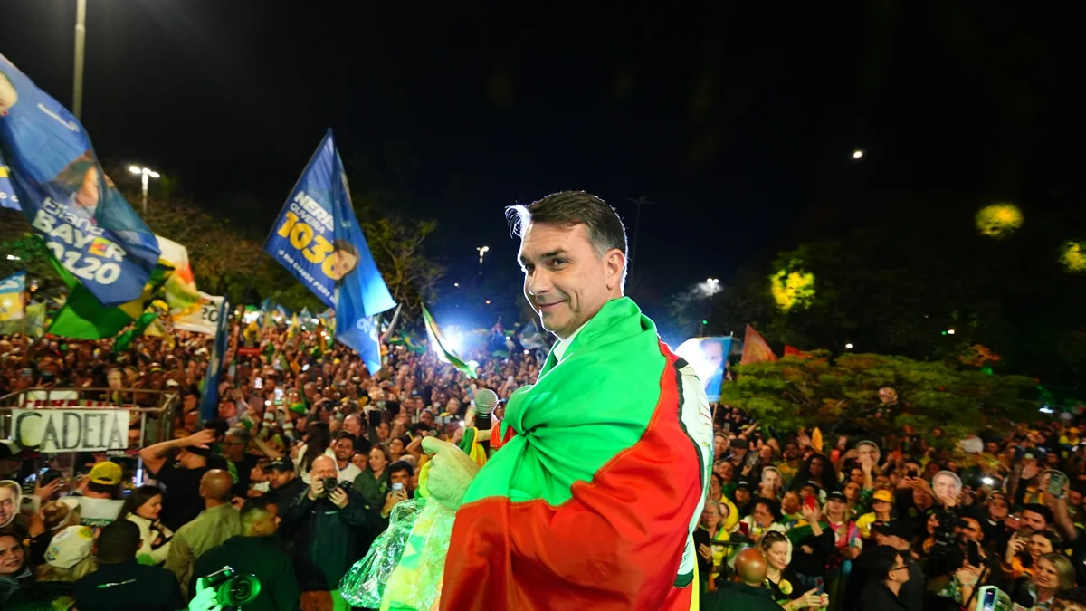 No que Flávio Bolsonaro quer que acreditemos, vejam só...