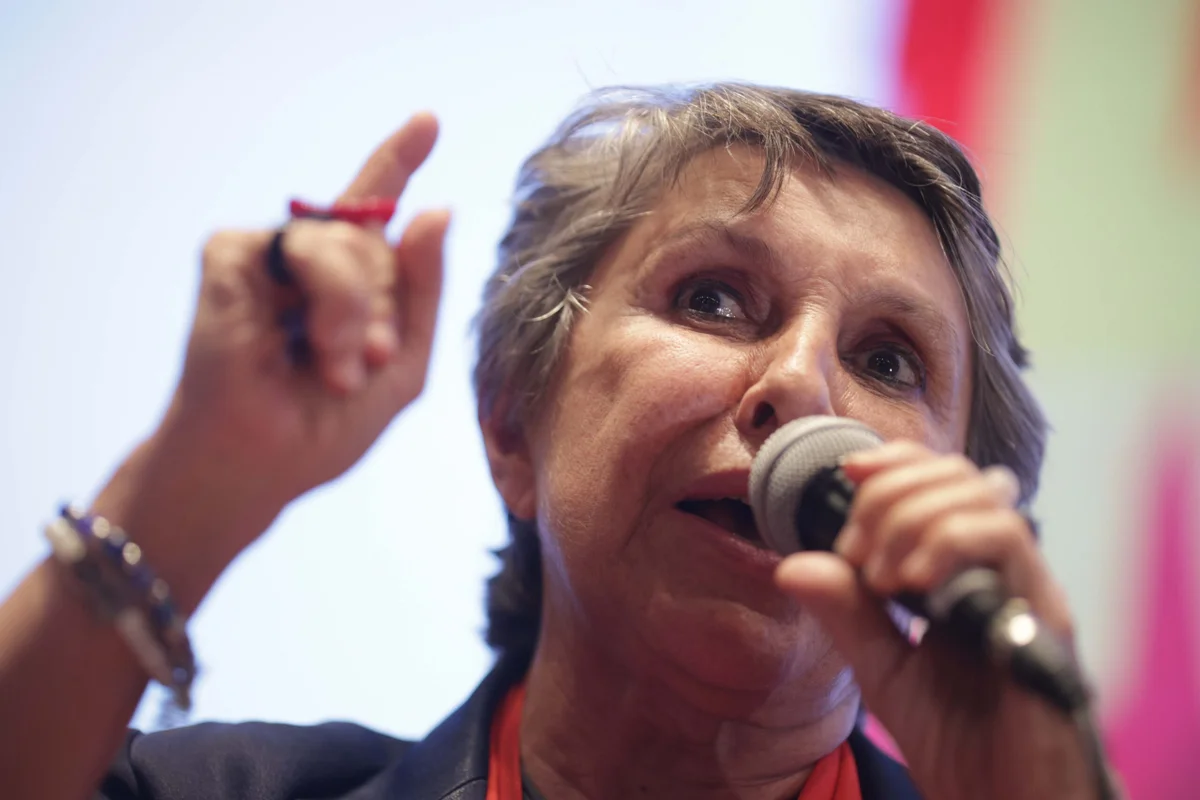 Erika Kokay propõe barrar familiares em chapas como de Michelle e Bia Kicis