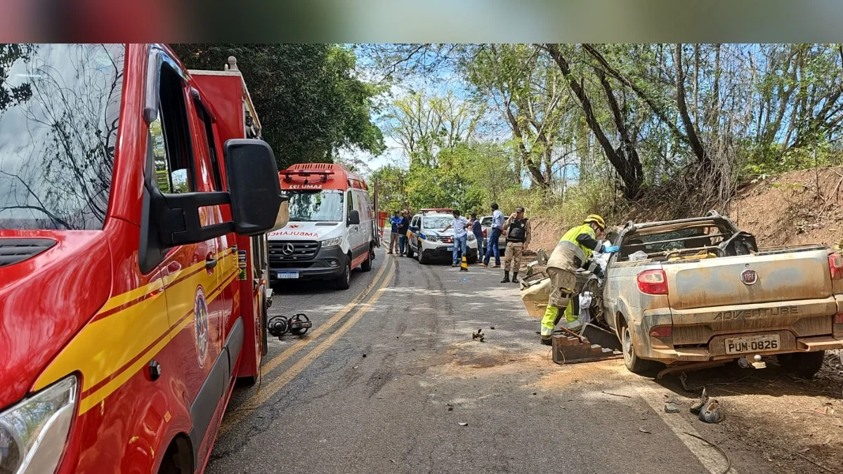MG: homem fica preso às ferragens após batida frontal destruir caminhonete