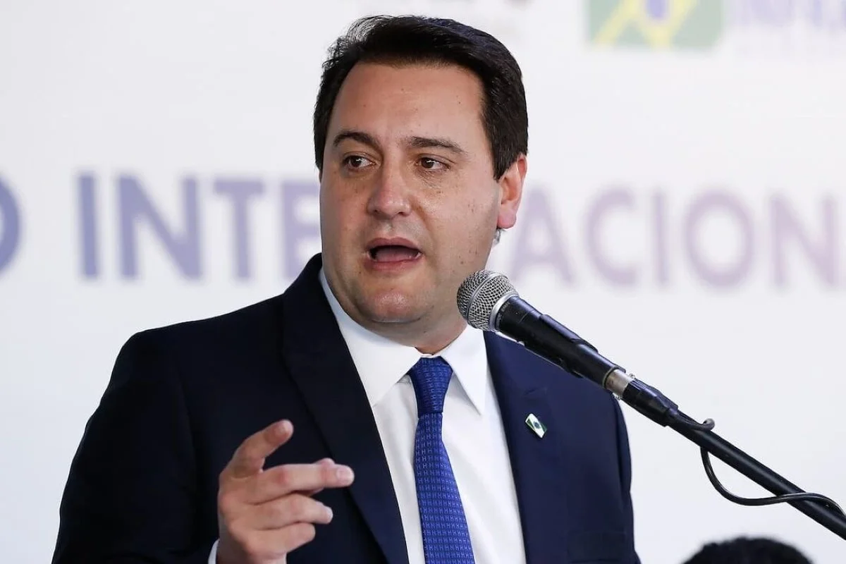 Imagem da matéria: Ratinho Jr. se afasta do governo para tentar levar Sandro Alex ao 2º turno