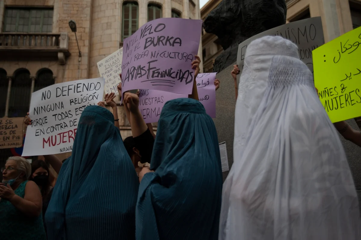 Burcas e niqabs proibidos na Itália e na Espanha - Metrópoles