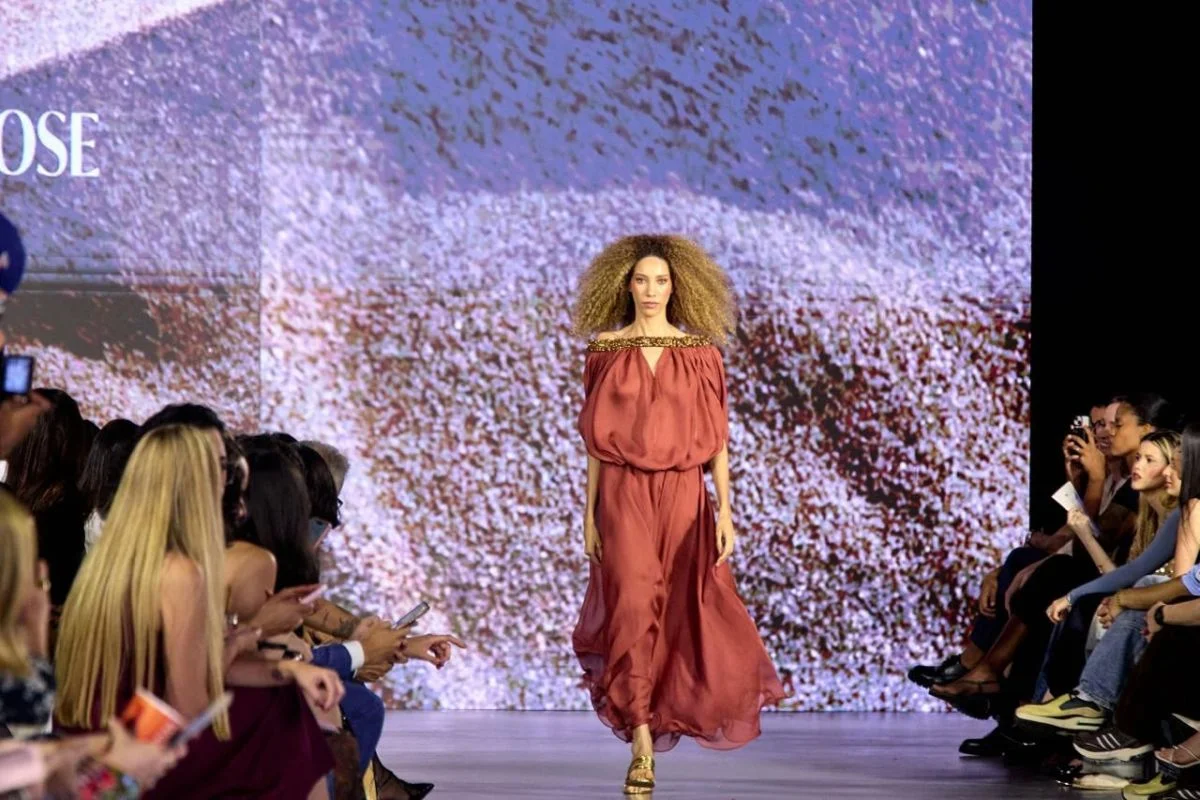 Mikaela Gomes, veterana do Metrópoles Catwalk, brilha no 3º dia de desfiles
