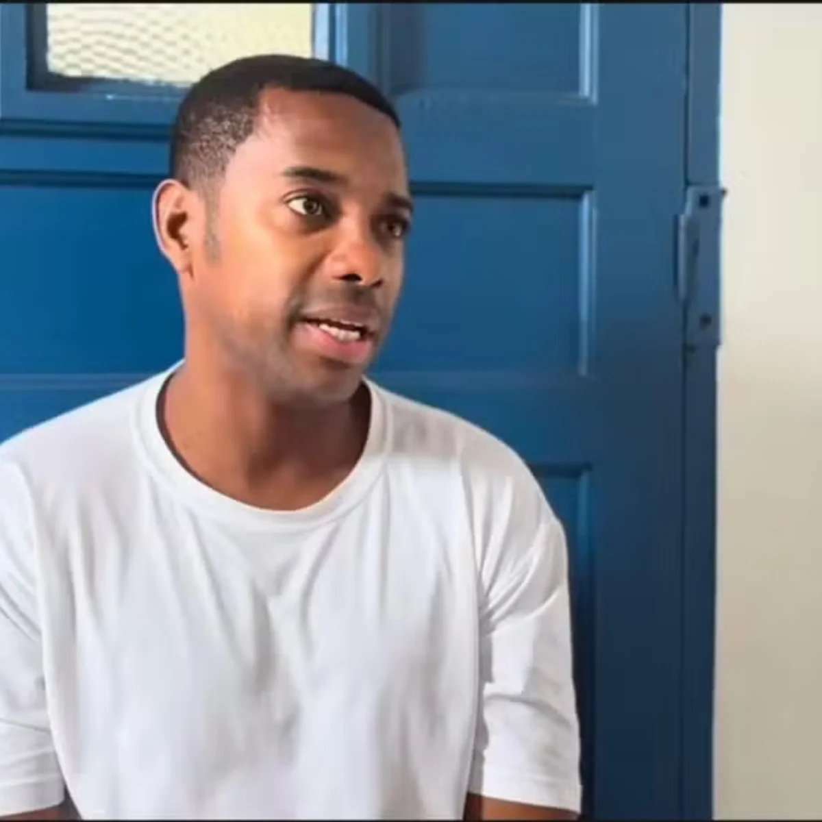 Justiça diminui pena de Robinho em 72 dias após trabalhos e estudos