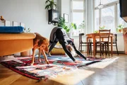 Fisioterapeuta ensina exercício fácil para aliviar dor nas costas em casa