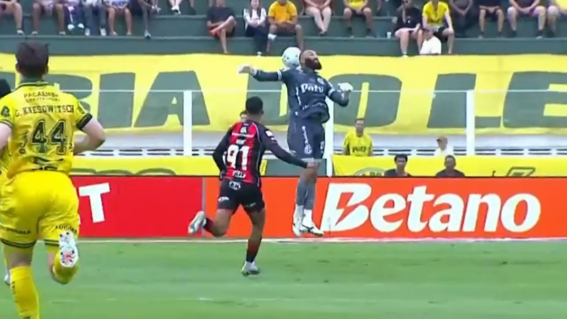 Alex Muralha falha feio e deixa gol vazio para o Vitória marcar; assista