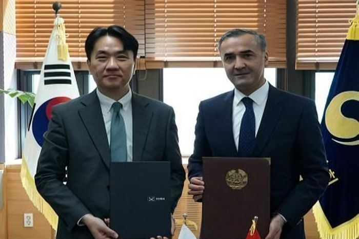 Lee Hyung-ju, left, commissioner of the Korea Financial Intelligence Unit, poses for a photo with Tolibzoda Firdavs, chairman of the National Bank of Tajikistan, at the government complex in Seoul, Friday. Courtesy of the Financial Services Commission