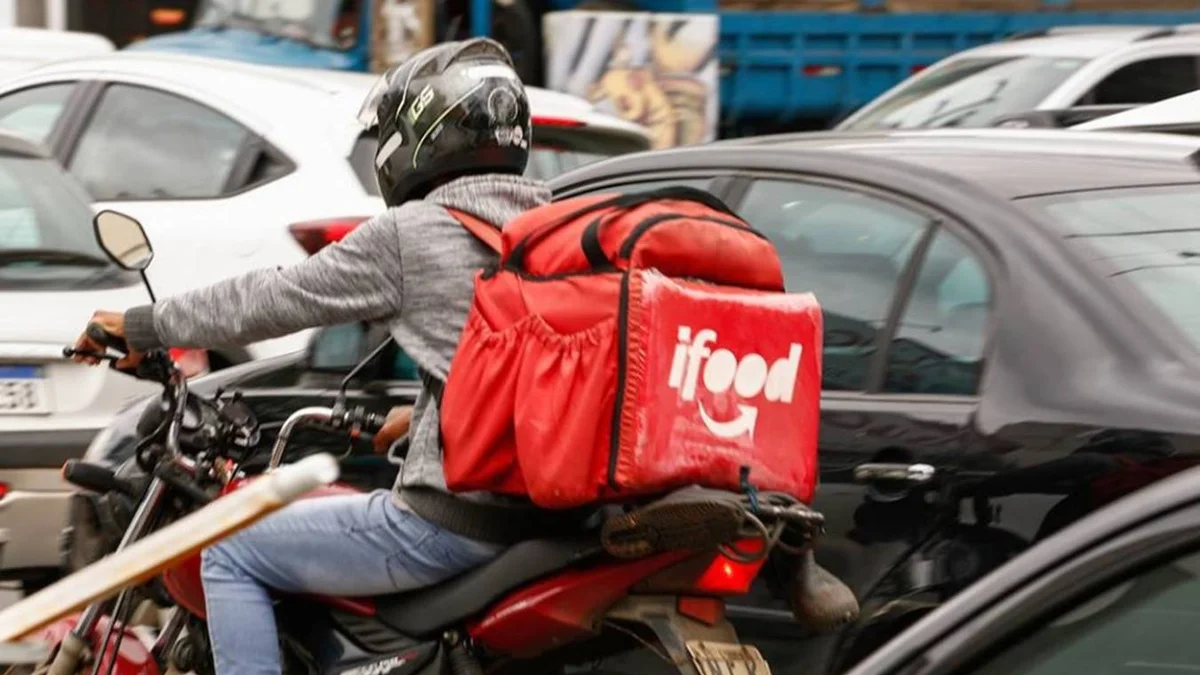 Dupla pede lanche para atrair entregador, rouba moto e é condenada em MG