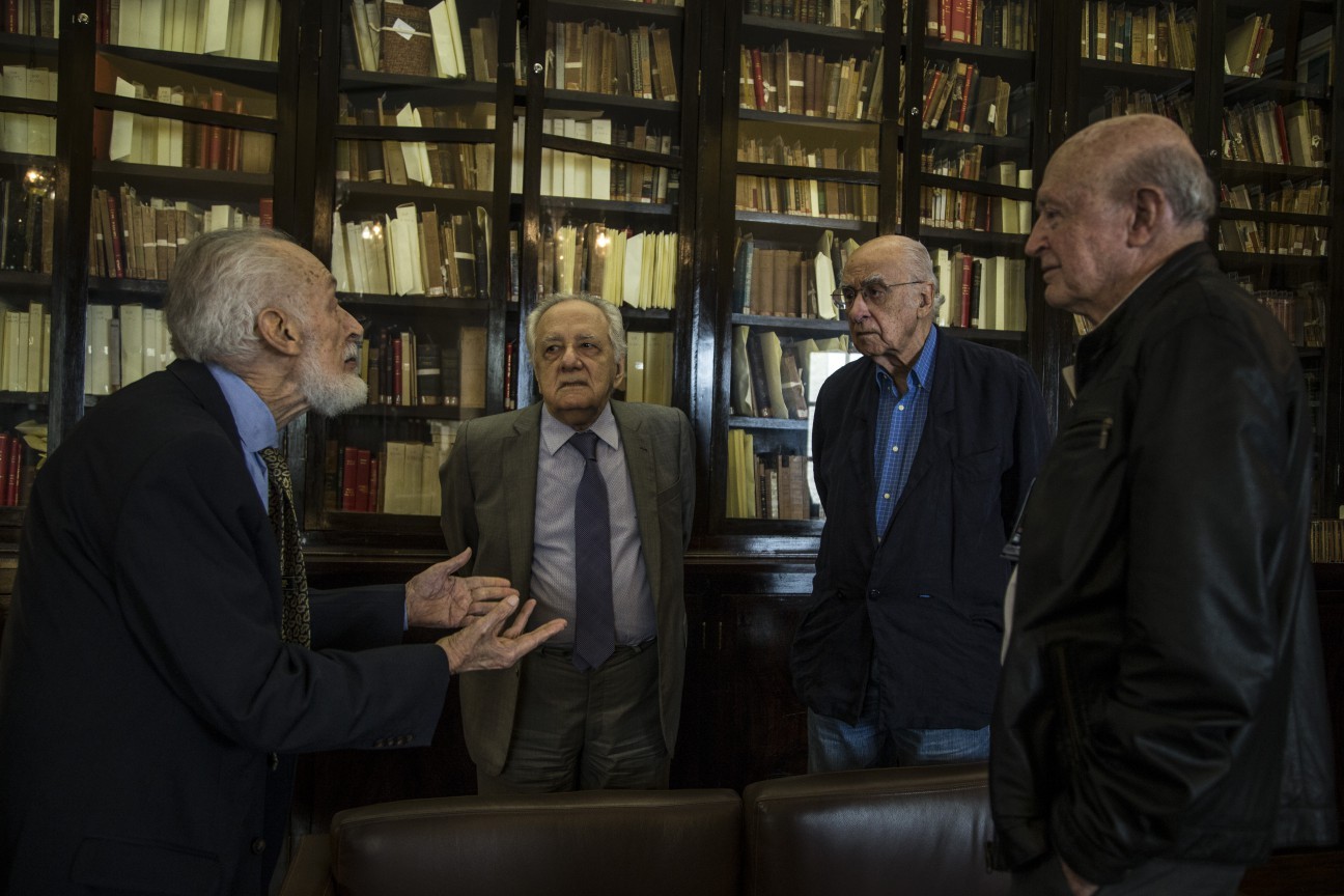 Zuenir Ventura entrevista os historiadores Alberto da Costa e Silva, Evaldo Cabral de Melo e José Murilo de Carvalho — Foto: Guito Moreto / Agência O Globo