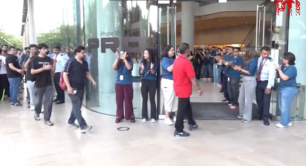 Fila para comprar novos modelos de iPhone em Munbai, Índia — Foto: Reprodução/X/PTI