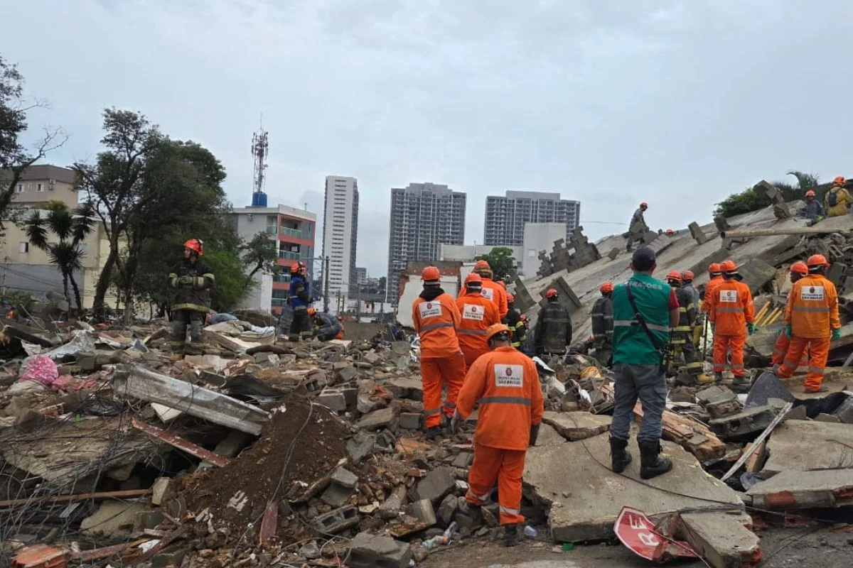 Após 30h, bombeiros seguem em busca de 3 vítimas de desabamento de prédio