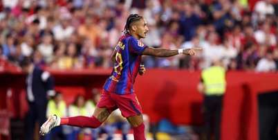 Raphinha comemora um dos tr&ecirc;s gols marcados diante do Sevilla &ndash; Foto: Fran Santiago/Getty Images / Jogada10