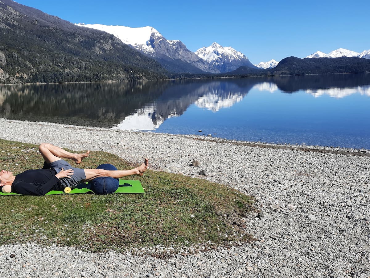 Nacho Monti practica uno de los ejercicios en el lugar donde vive: Bariloche