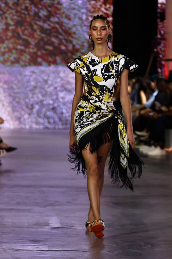Mikaela Gomes, veterana do Metrópoles Catwalk, brilha no 3º dia de desfiles
