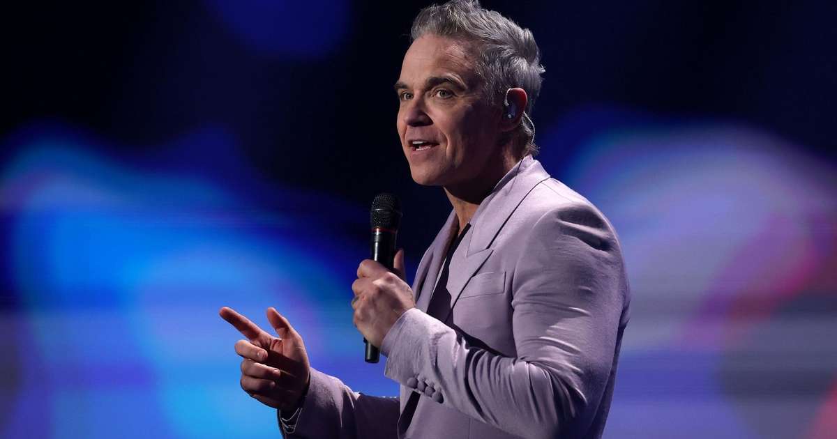 Show de Robbie Williams no Peru é cancelado e artista canta para fãs em frente a hotel