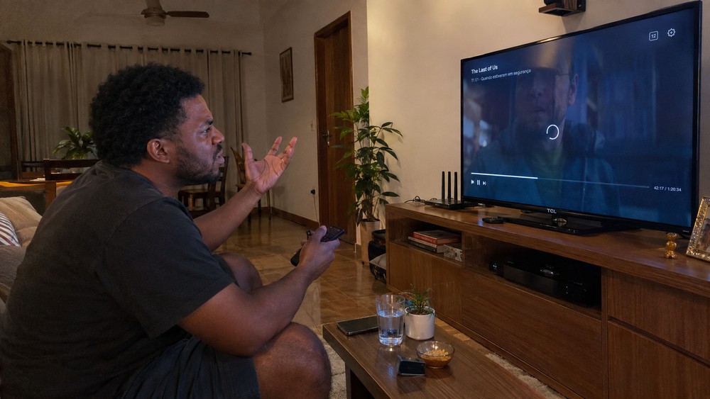 Mesmo que sua TV TCL esteja travando, talvez o reset não seja a melhor opção — Foto: Imagem gerada por IA