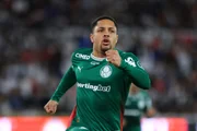 Vitor Roque fez gol de pênalti