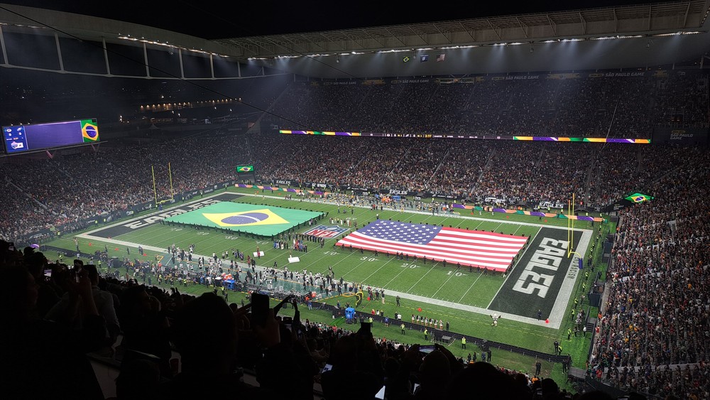 Cerimônia pré-jogo da NFL no Brasil teve bandeira do país e dos EUA no campo — Foto: Davi Ferreira