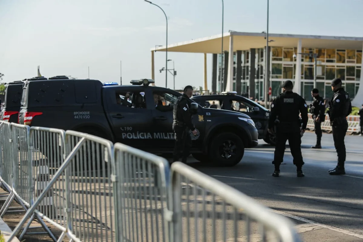 Duas faixas do Eixo Monumental foram bloqueadas na manhã desta terça-feira (15/9) em frente ao Supremo Tribunal Federal