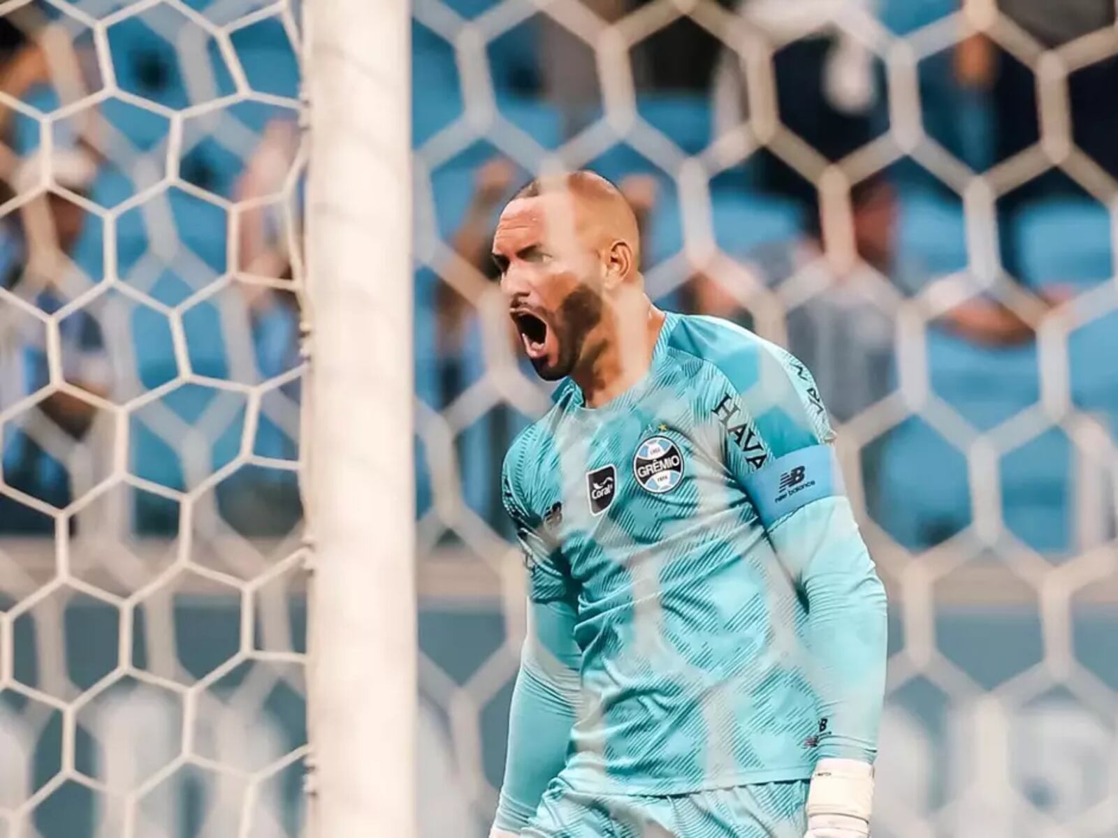 Weverton queria pelo menos mais um ano no Palmeiras. Abel falou que Carlos Miguel seria titular. E, magoado, foi brilhar no Grêmio. A atuação de hoje foi uma enorme resposta Reprodução/Instagram Weverton